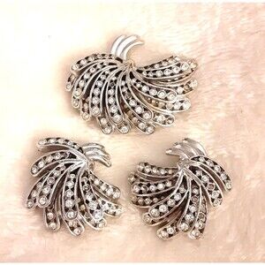 BELLINI Vintage Demi Parure Brooch Clip On Earrings Rhinestones crystals? FLAW